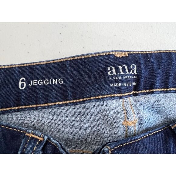 a.n.a A New Approach Women's Jegging Jeans Dark Wash Size 6 - Picture 3 of 8